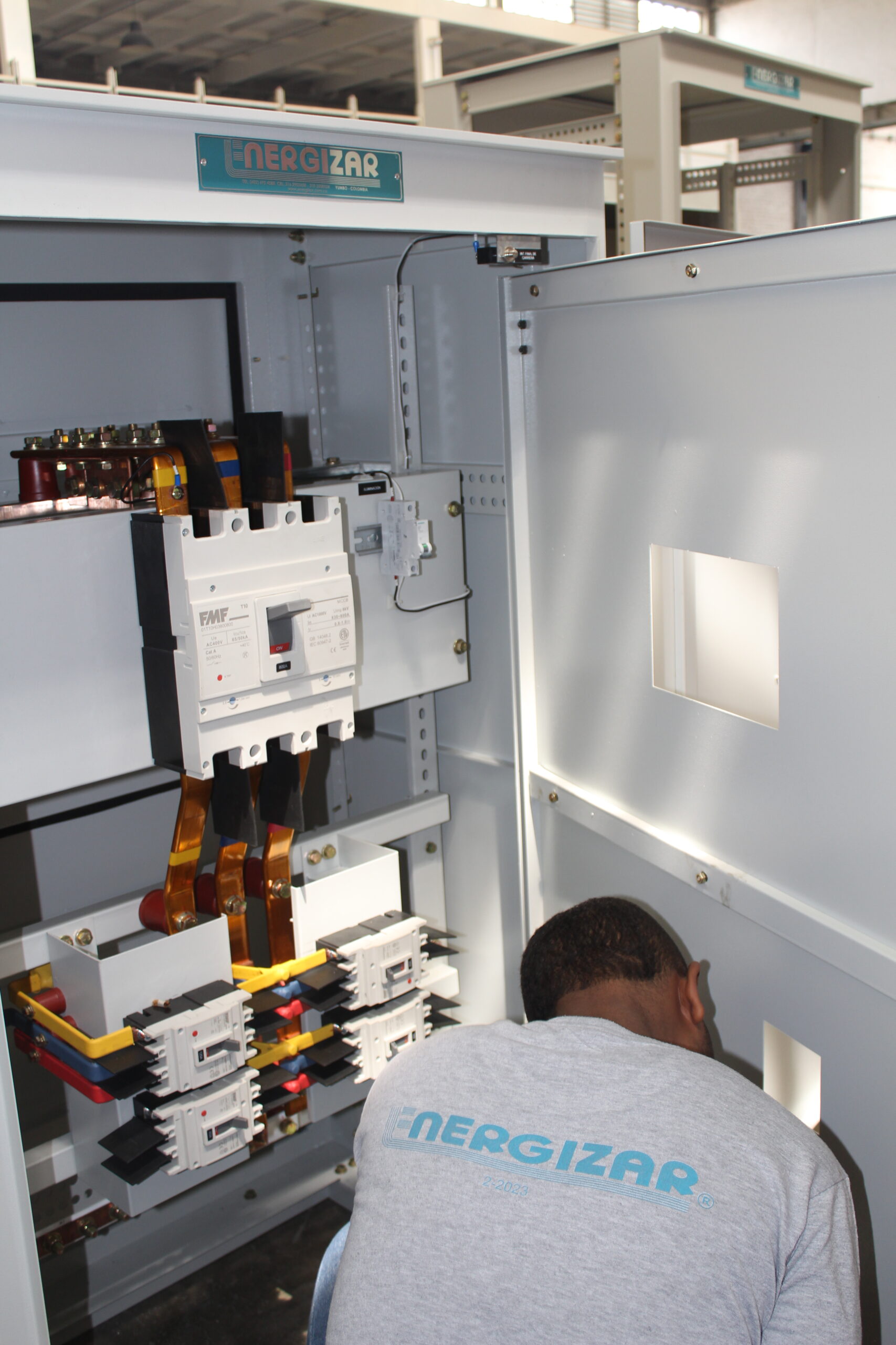 equipo fabricando tableros electricos industriales scaled