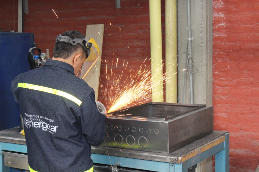 tecnico instalando componentes tablero electrico
