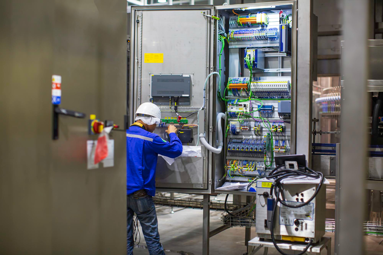 Técnico de Energizar revisando una celda de media tensión